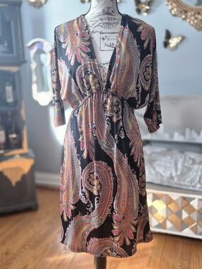 Black Paisley 70s Vibe Midi Dress with V-Neck and Cinched Waist Small